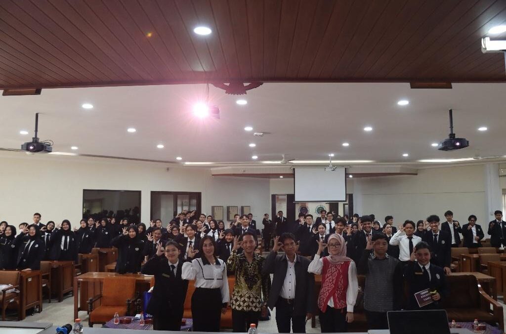 Rino Tam Cahyadi, SE., MSA, CIC., CPEA Kaprodi Akuntansi Universitas Ma Chung, Ajak Gen-Z Bangun Perencanaan Investasi untuk Masa Depan dalam Kuliah Tamu di Prodi Pariwisata UM